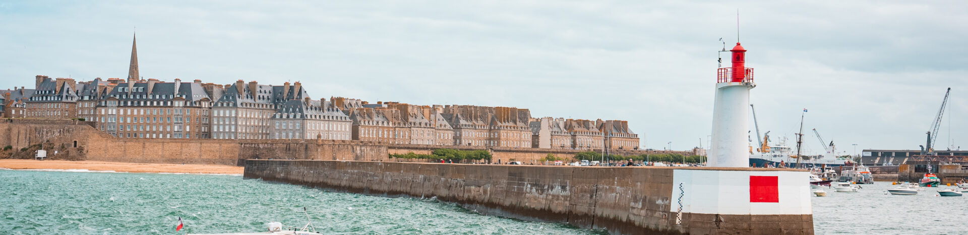 P'tit Corsaire devant le môle à Saint-Malo
